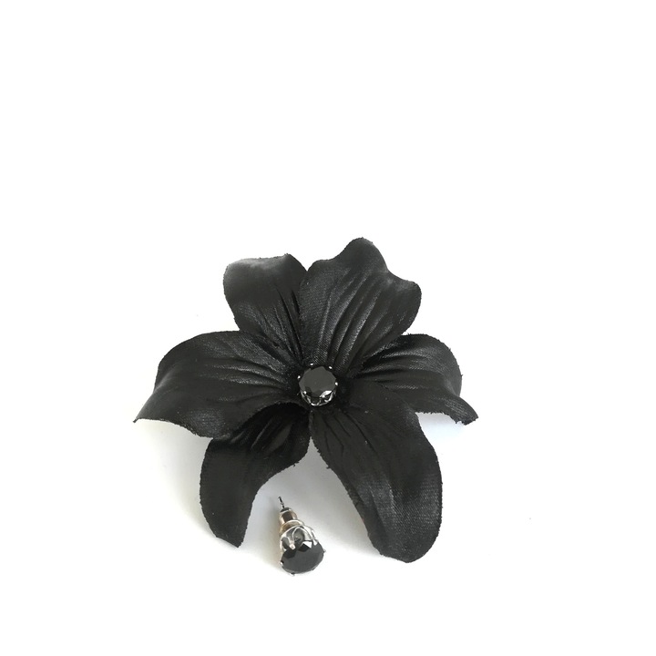 Cercei handmade asimetrici cu floare textila, Negru / Argintiu, 8 cm