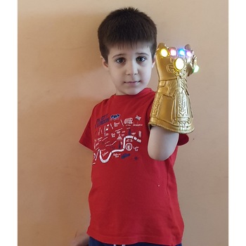 Jucarie manusa lui Thanos, 28 cm, masura S, pentru copii - cu lumini si baterie inclusa Jucarie manusa lui Thanos, 28 cm, masura S, pentru copii - cu lumini si baterie inclusa