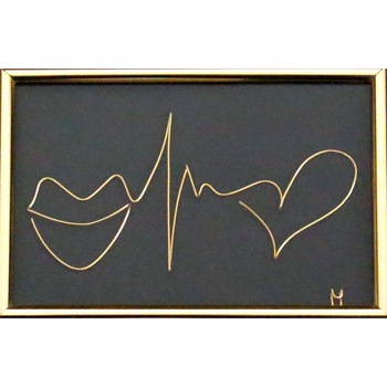 Tablou Zambeste-Traieste-Iubeste, sculptura in fir continuu non-tarnish auriu de 1 mm, rama aurie 15x10 cm, fundal negru Tablou Zambeste-Traieste-Iubeste, sculptura in fir continuu non-tarnish auriu de 1 mm, rama aurie 15x10 cm, fundal negru