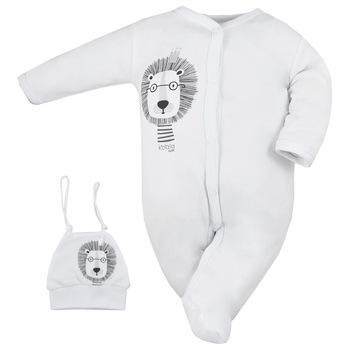 Set doua piese salopeta si caciula pentru bebelusi Koala Simba 07-474, Alb, 50 cm Set doua piese salopeta si caciula pentru bebelusi Koala Simba 07-474, Alb, 50 cm