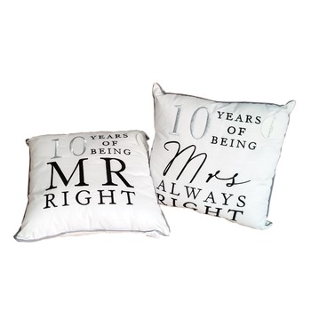 Set doua perne decorative, Amore by Juliana, alb/negru, din in, pentru 10 ani de Mr. Right, Mrs. Always Right Set doua perne decorative, Amore by Juliana, alb/negru, din in, pentru 10 ani de Mr. Right, Mrs. Always Right