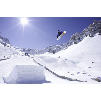 Tablou Startonight pe sticla acrilica Sarituri de Snowboard, luminos in intuneric, 40 cm x 60 cm Tablou Startonight pe sticla acrilica Sarituri de Snowboard, luminos in intuneric, 40 cm x 60 cm