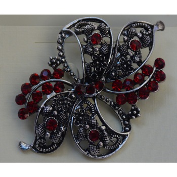 Brosa chic cu aspect de floare sau paun, cu strasuri fine,D&J Exclussive,rosu-argintiu Brosa chic cu aspect de floare sau paun, cu strasuri fine,D&J Exclussive,rosu-argintiu