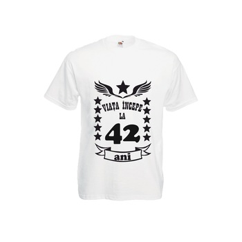 Tricou barbatesc Fruit of the loom Viata incepe la 42 ani alb S Tricou barbatesc Fruit of the loom Viata incepe la 42 ani alb S