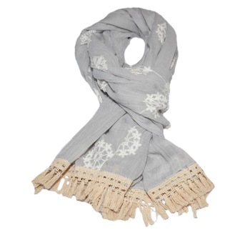 Esarfa rafinata cu franjuri, design de broderie crem pe fond gri,D&J Exclussive Esarfa rafinata cu franjuri, design de broderie crem pe fond gri,D&J Exclussive