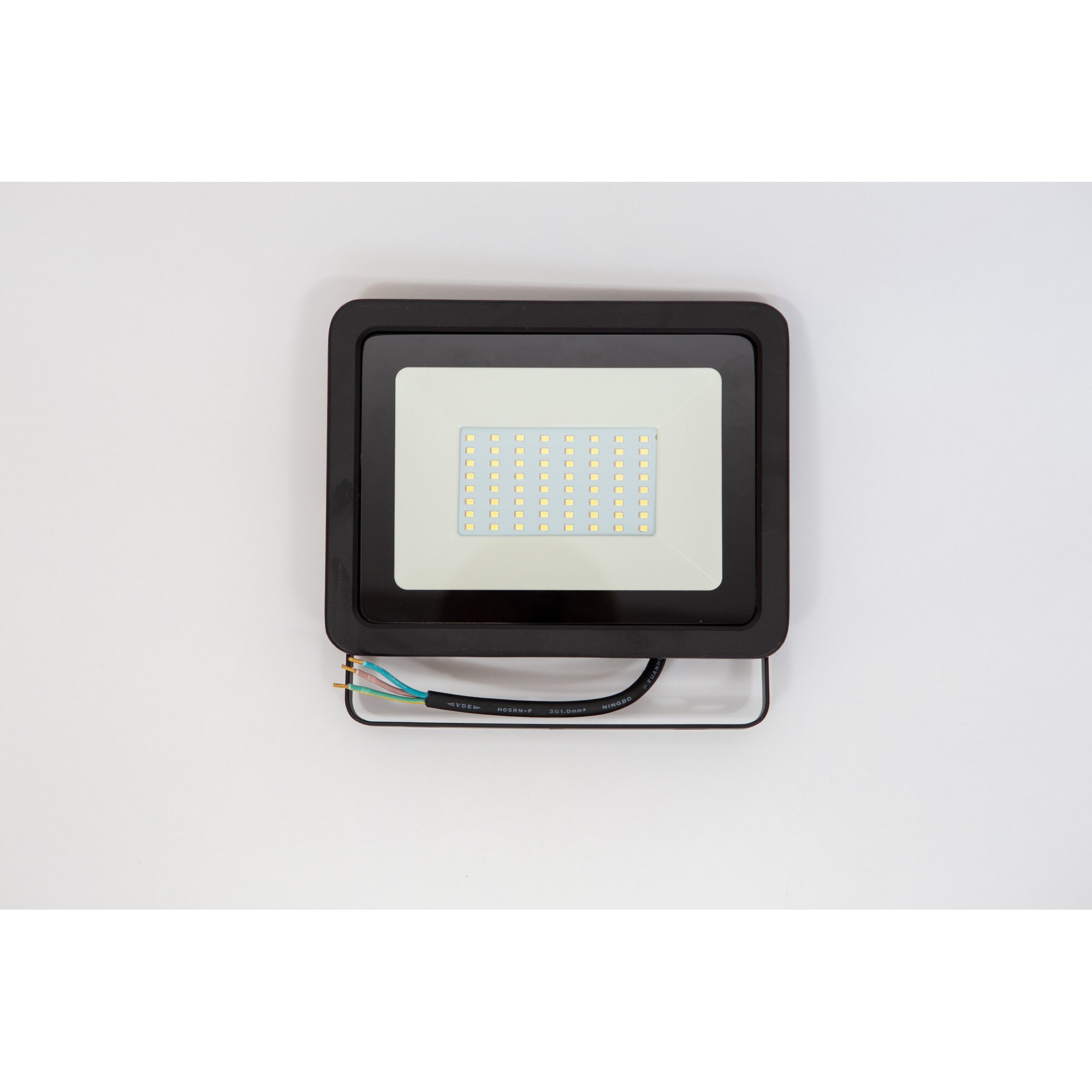 Proiector led 50w lumina calda ( 3000 k ), ip 65 , clasa a++, carcasa aluminiu neagra