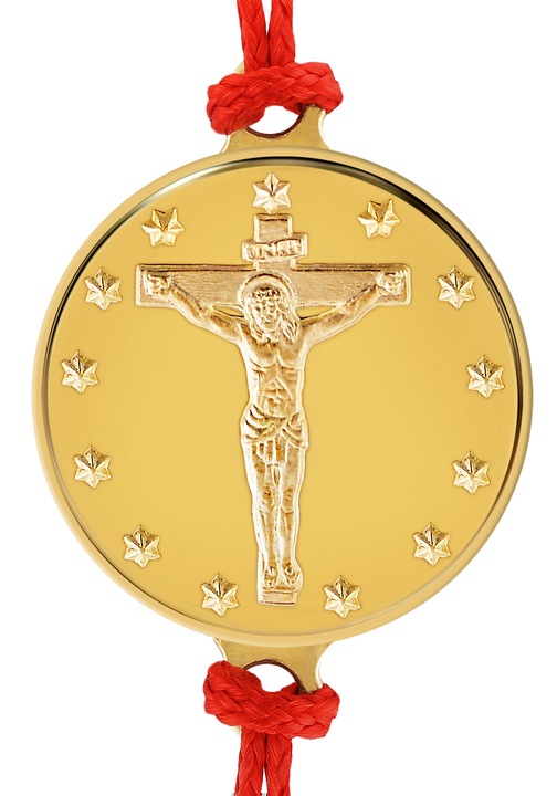 Piros zsinór karkötő 18 karátos sárga érmével Krisztus a keresztfán 16 mm, ~2 g., 0.06 oz