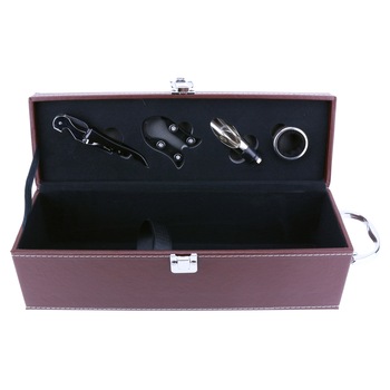 Cutie eleganta de cadou pentru vin din piele ecologica cu 4 accesorii, Maro, 36 cm Cutie eleganta de cadou pentru vin din piele ecologica cu 4 accesorii, Maro, 36 cm