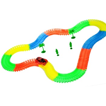 Pista fosforescenta Magic Tracks MalPlay, cu masinuta, 168 piese Pista fosforescenta Magic Tracks MalPlay, cu masinuta, 168 piese