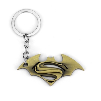 Breloc metalic, Filmul Batman vs. Superman, Colectia DC Comics, auriu Breloc metalic, Filmul Batman vs. Superman, Colectia DC Comics, auriu