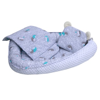 Baby Nest cu Pernita si Salteluta, fata dubla, 0-9 luni, 80cm x 50cm x 15cm, Arici - Gri Baby Nest cu Pernita si Salteluta, fata dubla, 0-9 luni, 80cm x 50cm x 15cm, Arici - Gri