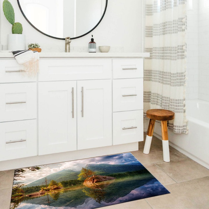Covor Baie Impermeabil PVC Peisaj de munte care se oglindeste in apa Art Factory, 100 x 150 cm