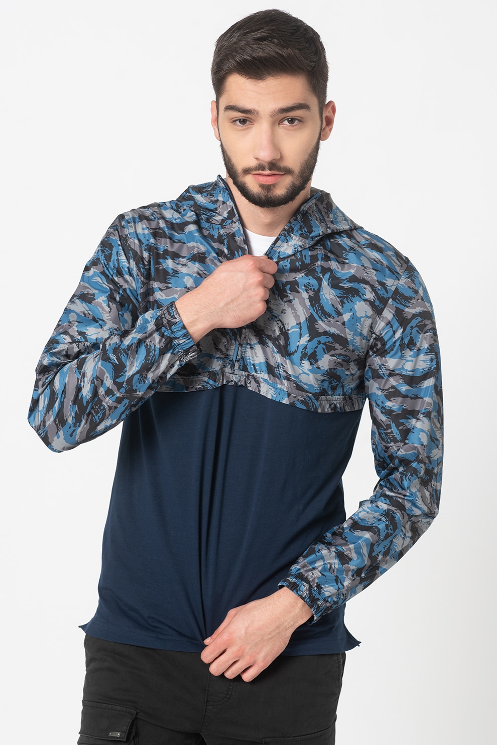 Under Armour, Jacheta rezistenta la vant cu model abstract, pentru fitness Sportstyle, Albastru inchis/gri inchis/negru