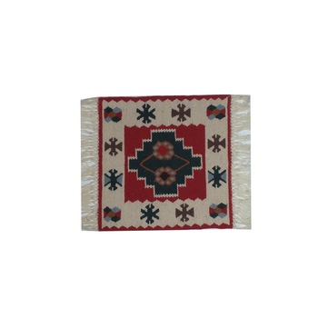 Covor tesut manual din lana 100% cu dimensiune 40 x 40 cm. culori de baza alb,rosu Covor tesut manual din lana 100% cu dimensiune 40 x 40 cm. culori de baza alb,rosu