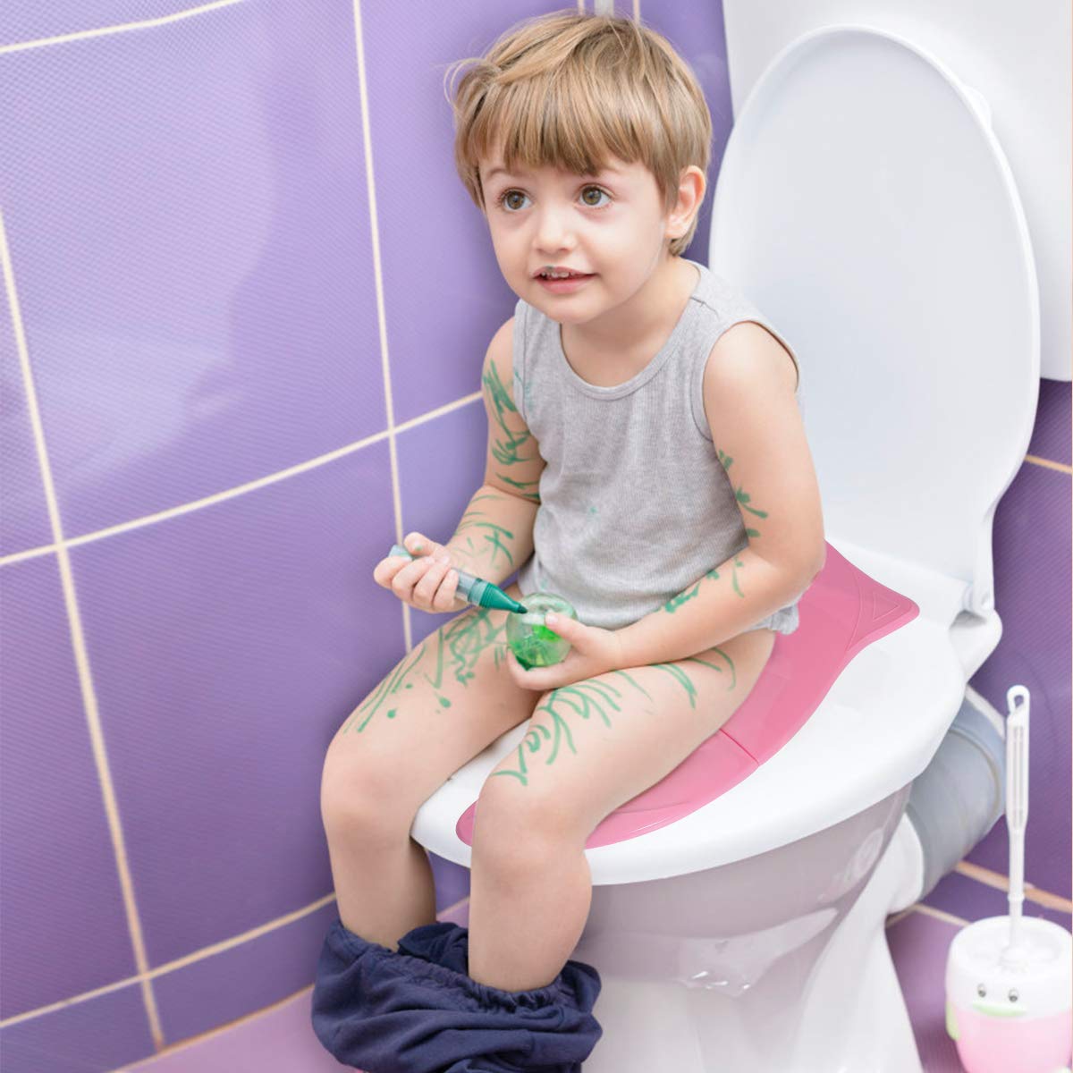 Ребенок любит писать. Ребенок на унитазе. Горшок для мальчика. Туалет для мальчиков. Мальчик на унитазе.