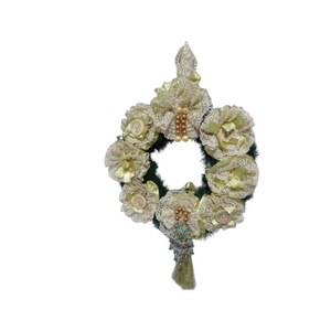 Coronita De Craciun Atelier Handmade Coronita Executata Manual Cu Flori Cusute Din Dantela Crem Banda Aurie Nasturi Lemn Perle Margele Elegante Emag Ro