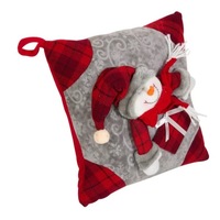 Perna decorativa placuta la atingere pentru amenajari de sarbatori de iarna si Craciun, cu aplicatii vesele si colorate sub forma de om de zapada cu fular si caciulita, Christmas Decor, 33 x 33 cm, Topi Dreams