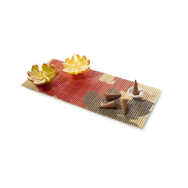 Set aromatic ce contine 2 lumanari, tamaie si covoras decorativ