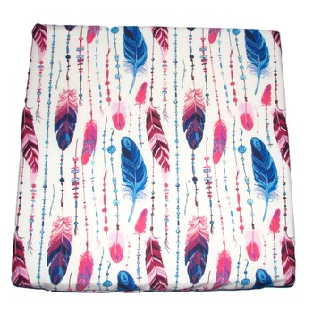 Perna pentru scaun imprimeu pene model 2, Happy Gifts, 35x35 cm, multicolor Perna pentru scaun imprimeu pene model 2, Happy Gifts, 35x35 cm, multicolor