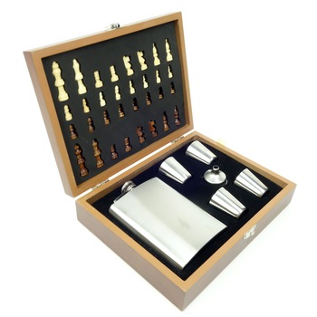 Set Cutie cadou cu tabla de sah, plosca, 4 pahare, palnie, maro, 24 cm Set Cutie cadou cu tabla de sah, plosca, 4 pahare, palnie, maro, 24 cm