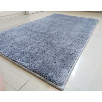 Covor tip blanita ,80x150m, poliester 100%, gramaj 1680g, antislip PVC cu puncte, model rectangular gri Covor tip blanita ,80x150m, poliester 100%, gramaj 1680g, antislip PVC cu puncte, model rectangular gri