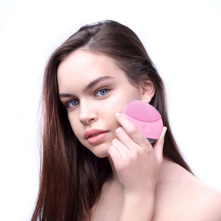 Set Picture Perfect: dispozitiv UFO Smart Mask + perie pentru curatare faciala profunda LUNA mini 2