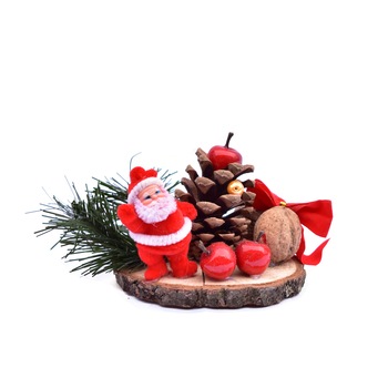 Decoratiune Craciun, First Event, realizata pe felie de lemn, cu nuca, fructe rosii, con si Mos Craciun, multicolor, 9 cm x 12 cm Decoratiune Craciun, First Event, realizata pe felie de lemn, cu nuca, fructe rosii, con si Mos Craciun, multicolor, 9 cm x 12 cm