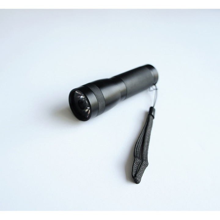LED фенер с каишка и батерии 3xAAA 1,5V