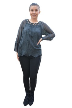 Bluza cu insertii de broderie si dantela,decolteu in V, D&J Exclussive, Gri inchis Bluza cu insertii de broderie si dantela,decolteu in V, D&J Exclussive, Gri inchis