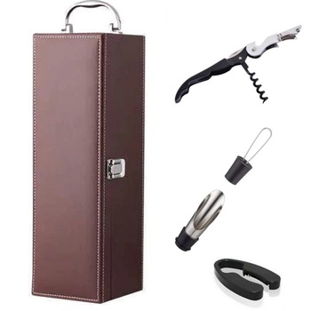 Cutie caseta eleganta pentru sticla, cu maner si set de 4 accesorii pentru vin incluse, model clasic, maro, Pufo Cutie caseta eleganta pentru sticla, cu maner si set de 4 accesorii pentru vin incluse, model clasic, maro, Pufo