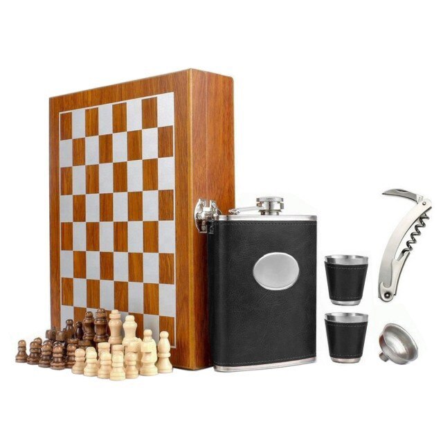 Set format din 5 piese Caseta din lemn cu 2 pahare, sticla whiskey, tirbuson si joc sah, negru, Pufo