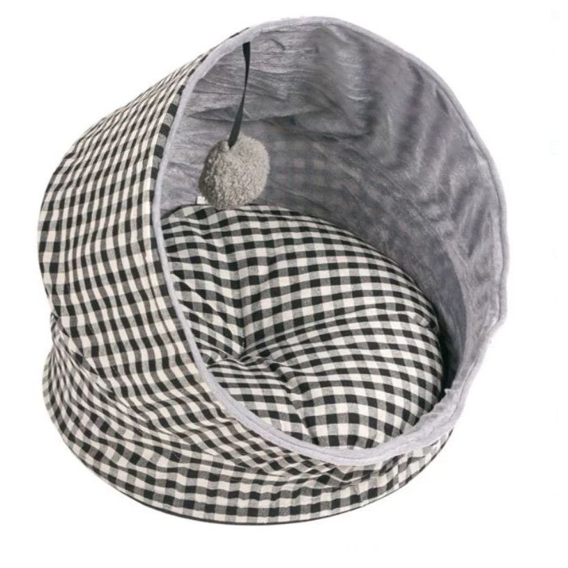 Culcus pufos pentru pisici cu jucarie , 40x40 cm, ATS, alb cu negru