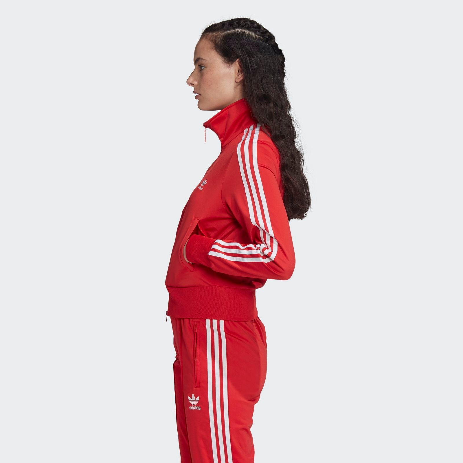 Красный спортивный адидас. Women adidas Tracksuit 2020. Красный костюм адидас ориджинал. Adidas костюм спортивный женский SST. Адидас ориджинал женский костюм адидас.