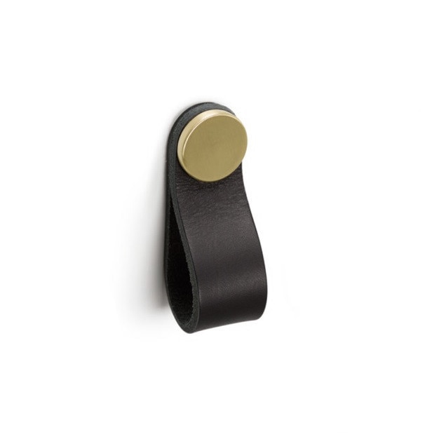 Maner, buton Flexa din piele neagra pentru mobilier, cu ornament finisaj alama, L: 70 mm
