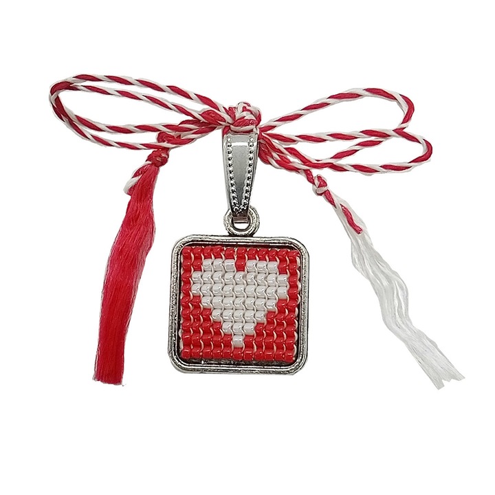 Martisor pandantiv cusut cu margele de nisip foarte marunte, Dar cu dor, model inima, rosu si alb, incastrat in baza metalica de culoare argintie