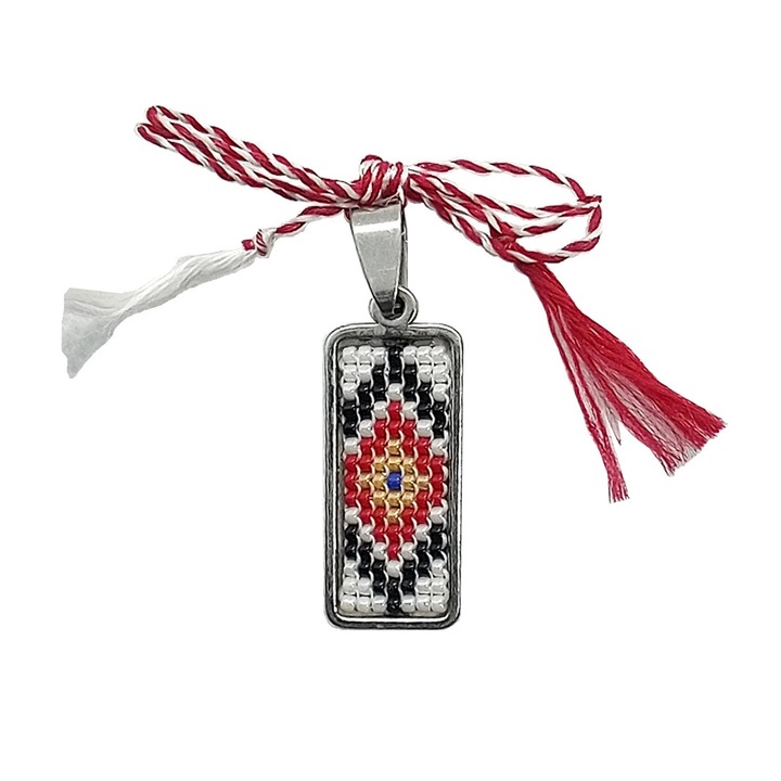 Martisor pandantiv cusut cu margele de nisip foarte marunte, Dar cu dor, motiv traditional tricolor, incastrat in baza de inox