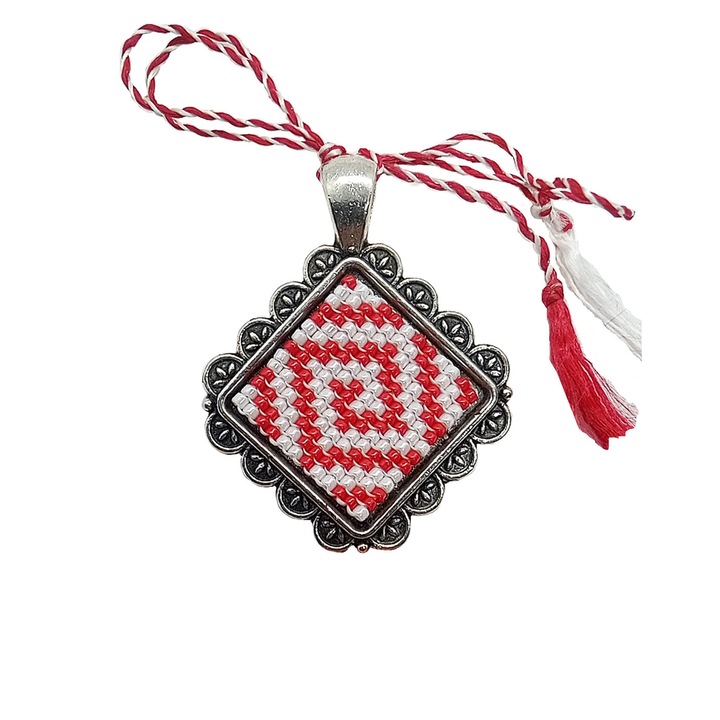 Martisor pandantiv cusut cu margele de nisip foarte marunte, Dar cu dor, motiv spiralat, rosu si alb, incastrat in baza metalica argintie