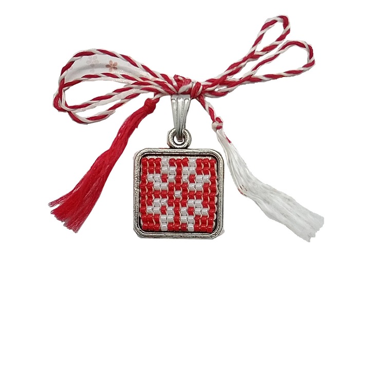 Martisor pandantiv cusut cu margele de nisip foarte marunte, Dar cu dor, motiv colul morii, rosu si alb, incastrat in baza metalica argintie