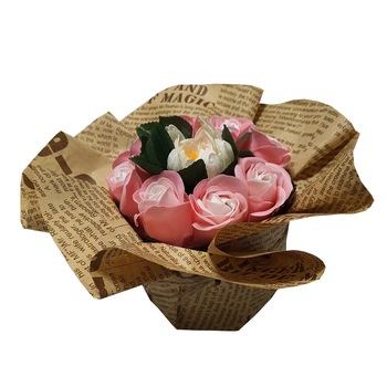 Aranjament din flori parfumate de sapun, 8 trandafiri roz si 1 nufar alb, 15 cm inaltime Aranjament din flori parfumate de sapun, 8 trandafiri roz si 1 nufar alb, 15 cm inaltime