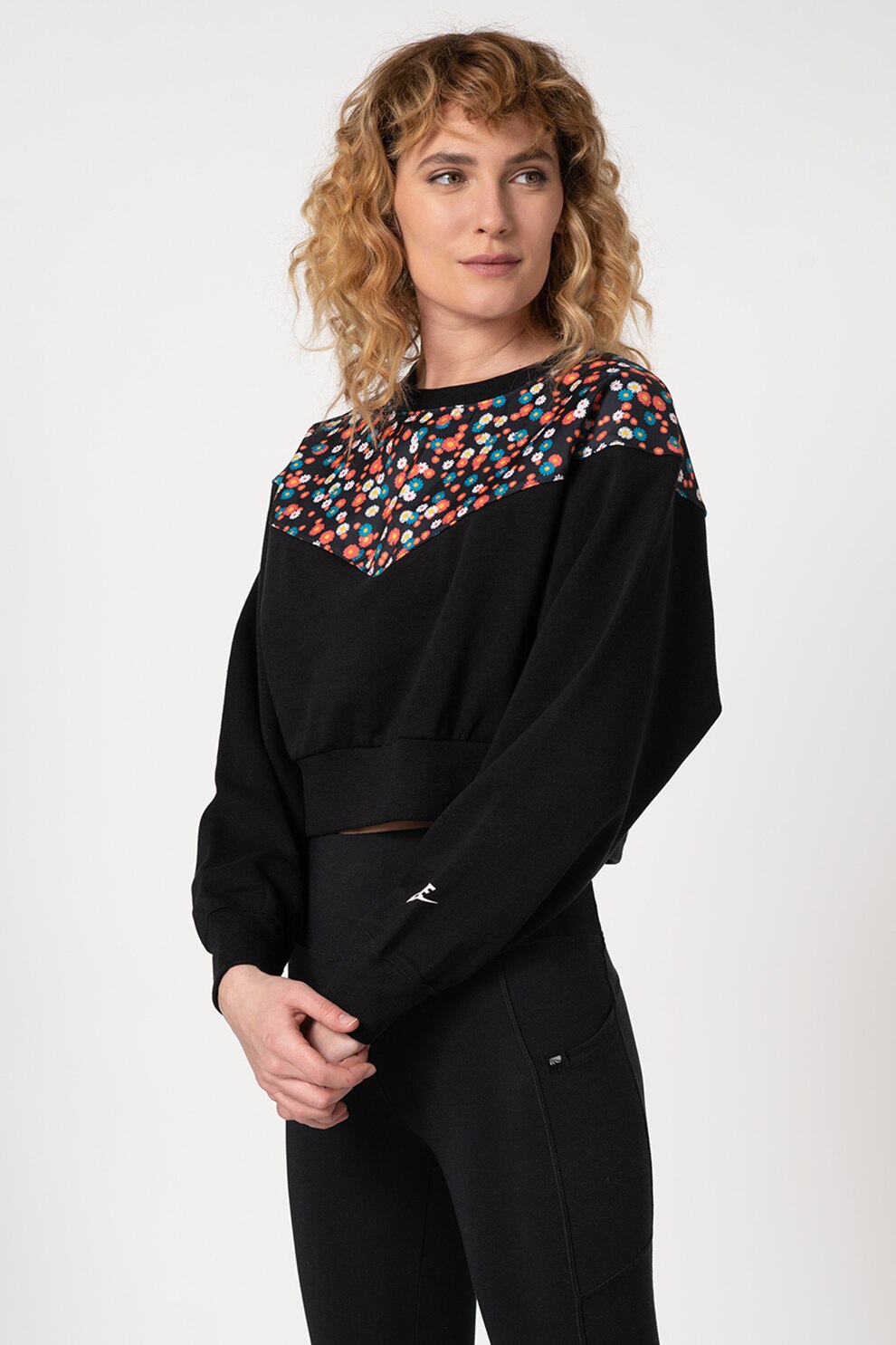 Nike, Bluza sport crop cu model floral, Negru/Oranj, M