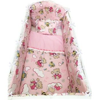 Lenjerie de pat bebelusi 120x60 cm 7 piese cu aparatori laterale pufoase si volanase Deseda Ursi cu albine roz Lenjerie de pat bebelusi 120x60 cm 7 piese cu aparatori laterale pufoase si volanase Deseda Ursi cu albine roz