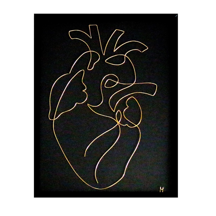 Tablou Inima, sculptura in fir continuu de sarma non-tarnish auriu de 1 mm, rama neagra 18x24 cm, fundal negru