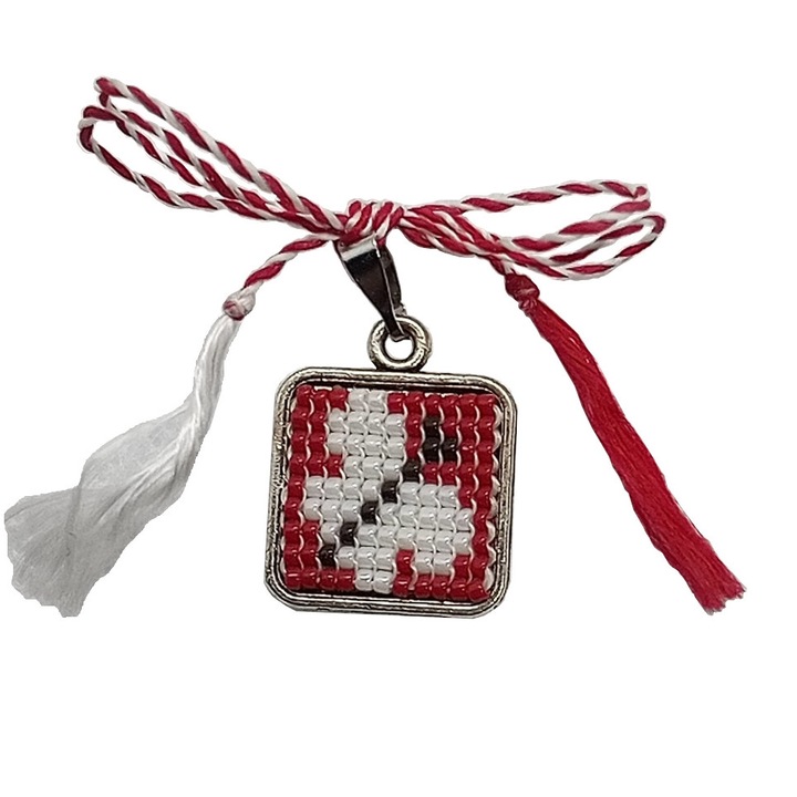 Martisor pandantiv cusut cu margele de nisip foarte marunte, Dar cu dor, model fluture, alb si rosu, incastrat in baza metalica argintie