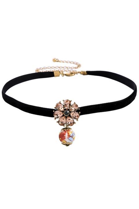 Colier Choker minimal, panglica de catifea ingusta, cu floare din cristale si margica pictata, Crem