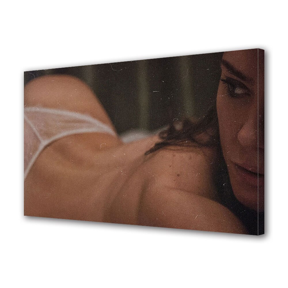 Tablou Canvas Premium Heartwork TrueColor Colectia Ziua Indragostitilor, Dragobete, Valentine's Day, Detaliu corp femeie, Decoratiuni Moderne pentru Casa, 40 x 60 cm