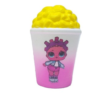 Jucarie Squishy, pahar cu popcorn, cu model fetita cu patine Jucarie Squishy, pahar cu popcorn, cu model fetita cu patine