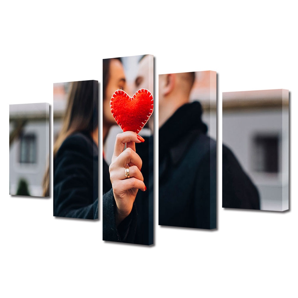 Set Tablouri Multicanvas 5 piese Colectia Ziua Indragostitilor, Dragobete, Valentine's Day, Sarut in dreptul inimii, Decoratiuni Moderne pentru Casa, 120 x 225 cm