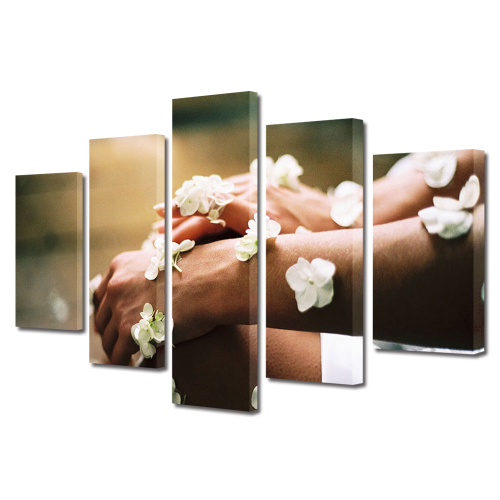Set Tablouri Multicanvas 5 piese Colectia Ziua Indragostitilor, Dragobete, Valentine's Day, Maini impreunate cu flori, Decoratiuni Moderne pentru Casa, 120 x 225 cm