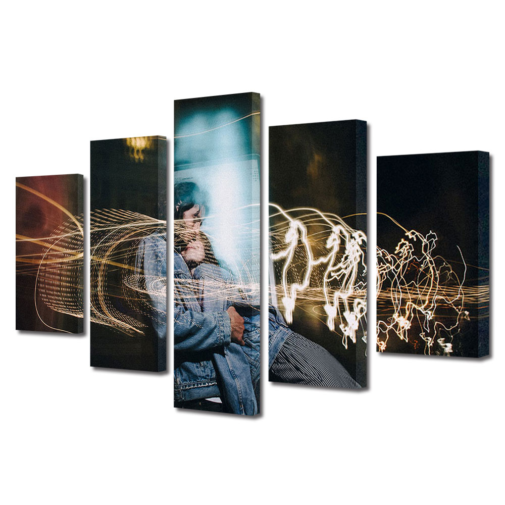 Set Tablouri Multicanvas 5 piese Colectia Ziua Indragostitilor, Dragobete, Valentine's Day, Cuplu imbratisat de lumini, Decoratiuni Moderne pentru Casa, 120 x 225 cm