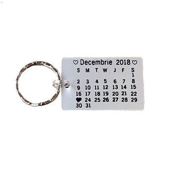 Breloc personalizat, Banadesigns, calendar gravat pe aluminiu, cu luna, data si anul Breloc personalizat, Banadesigns, calendar gravat pe aluminiu, cu luna, data si anul